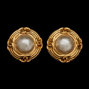 CHANEL, a pair of earclips.