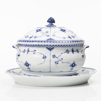 Royal Copenhagen, A 'Musselmalet' porcelain tureen, model 597, Denmark, 1894 - 1900.