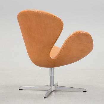 A "Swan" chair by Arne Jacobsen for Fritz Hansen, 2007.