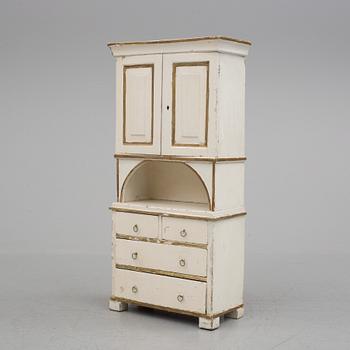 A children's cabinet from the second half of the 19th century.