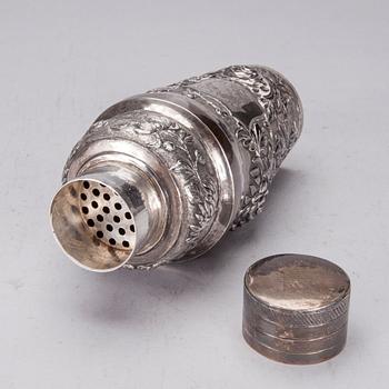 SHAKER, silver, Kina tidigt 1900-tal och SUPKOPPAR, 6 st, silver, bär stämpel LW. Tot. vikt ca 591,2 g.