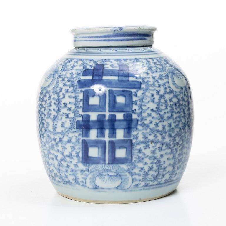 A Chinese blue and white porcelain jar with cover, Qing dynasty, 19th century.