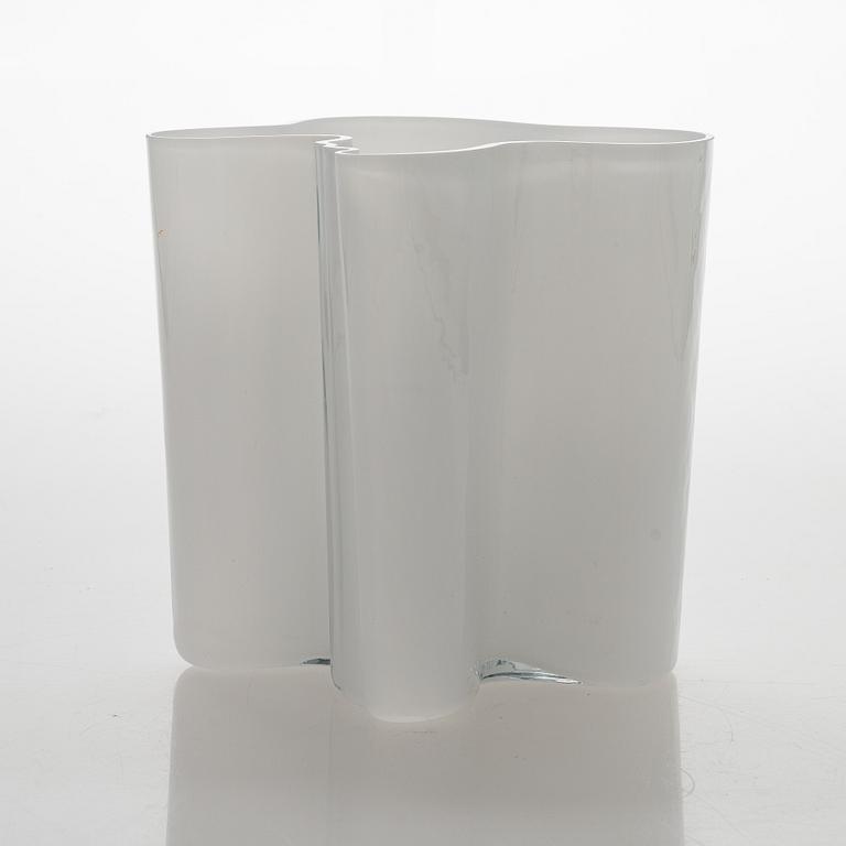 Alvar Aalto, A glass vase, model no. 3031. Signed Alvar Aalto 3031.