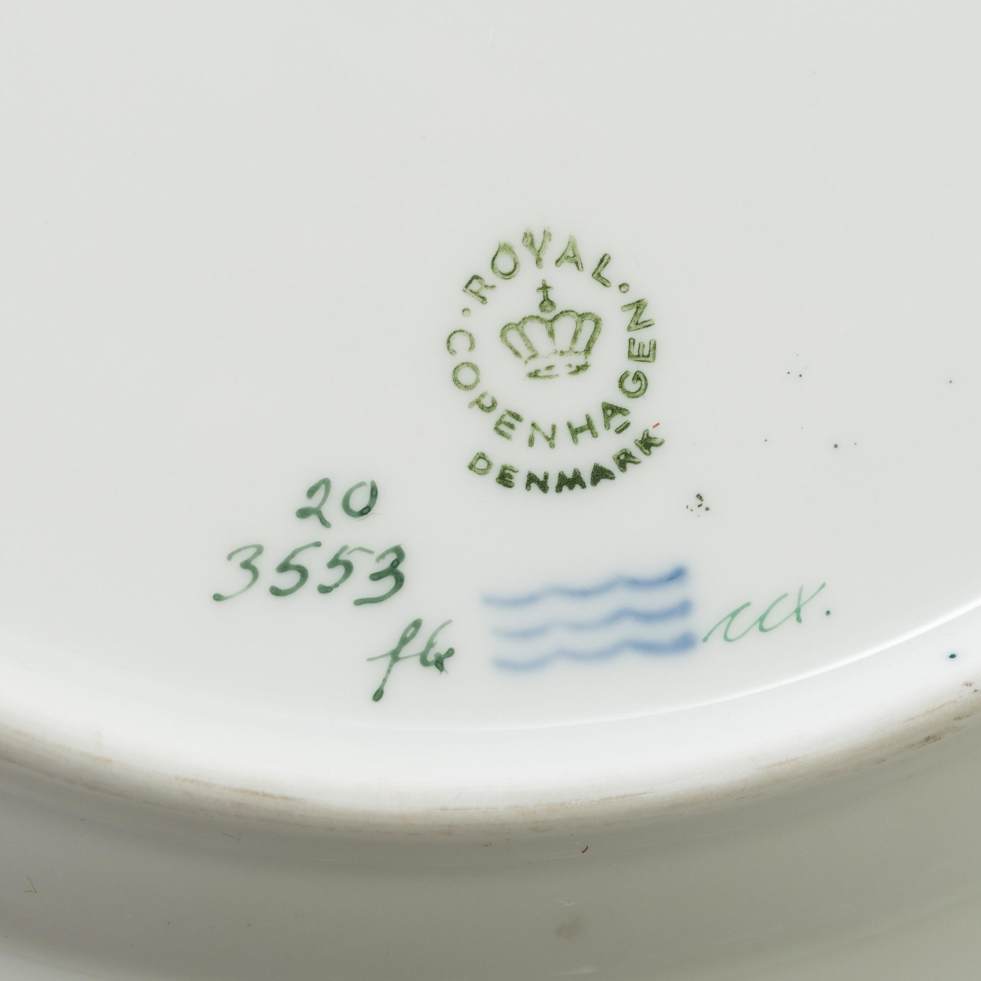 A set of 4+1 porcelaine "Flora Danica" dinner plates model #3553 and #3549 Royal Copenhagen.