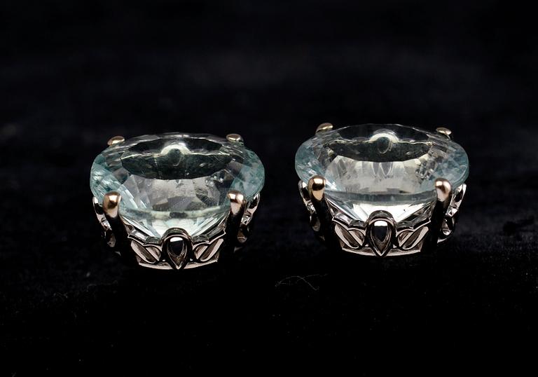 A PAIR OF EARRINGS, Madagaskar green fluorite 7.44 ct. 14K gold.