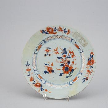 TALLRIKAR, fyra (2+1+1) stycken, kompaniporslin. Qingdynastin, Qianlong (1736-95).