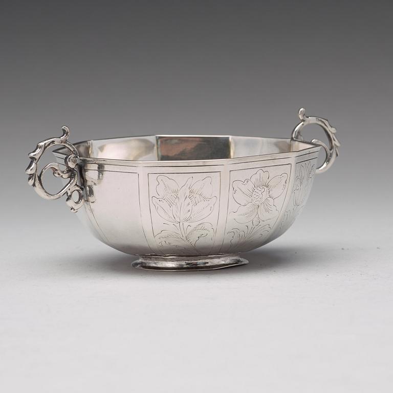 A Swedish 17th century silver brandy bowl, mark of Joran Hieronymi Bernegau, Norrkoping (1648-1679).