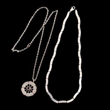 HÄNGE-/BROSCH MED KEDJA SAMT COLLIER, silver, 1900-talets andra hälft. Total vikt 73 g.