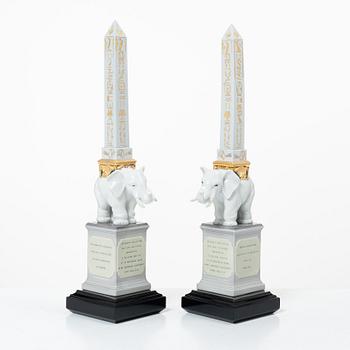 Lladró, figuriner, ett par, "Pulcini obelisk (golden white left)" samt "Pulcini obelisk (golden white right)", Spanien.