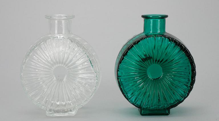 FLASKOR, 2 st, glas, "Solflaska" Helena Tynell, Riihimäen Lasi Oy, 1900-talets senare hälft.