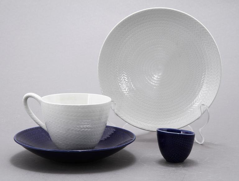 SERVISDELAR, 29 st, flintgods, "Blå eld", Hertha Bengtsson, Rörstrand.