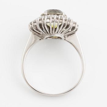 Ring, cocktailring 18K vitguld med ljusgrön turmalin och briljantslipade diamanter.