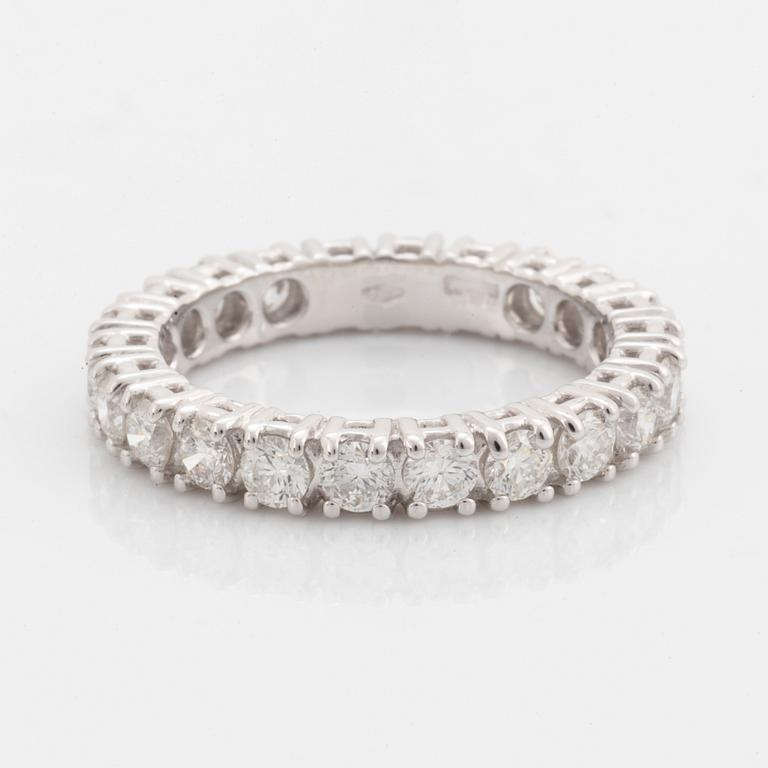 Alliansring med briljantslipade diamanter, med cert HRD.