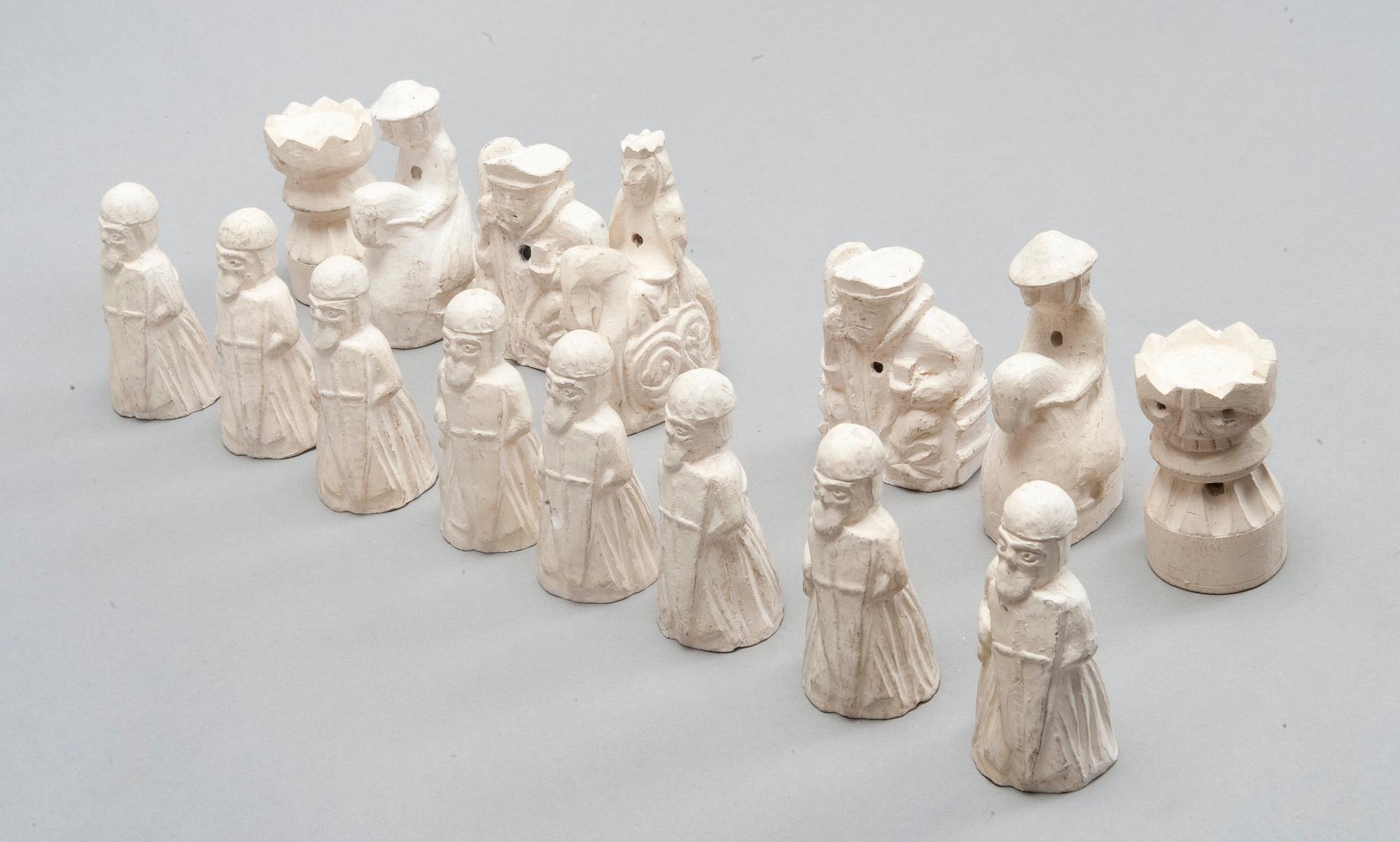 A SET OF  31 PLASTER AND WOODEN CHESSPIECES.