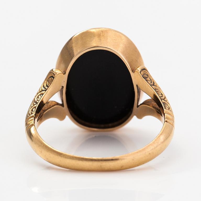 An 18K gold ring with an onyx. Kultateollisuus, Turku 1922.