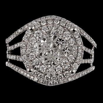 RING, 18k vitguld, med 128 briljantslipade och 9 prinsesslipade diamanter, tot ca 1.31 ct, 2000-tal. Vikt 6 g.