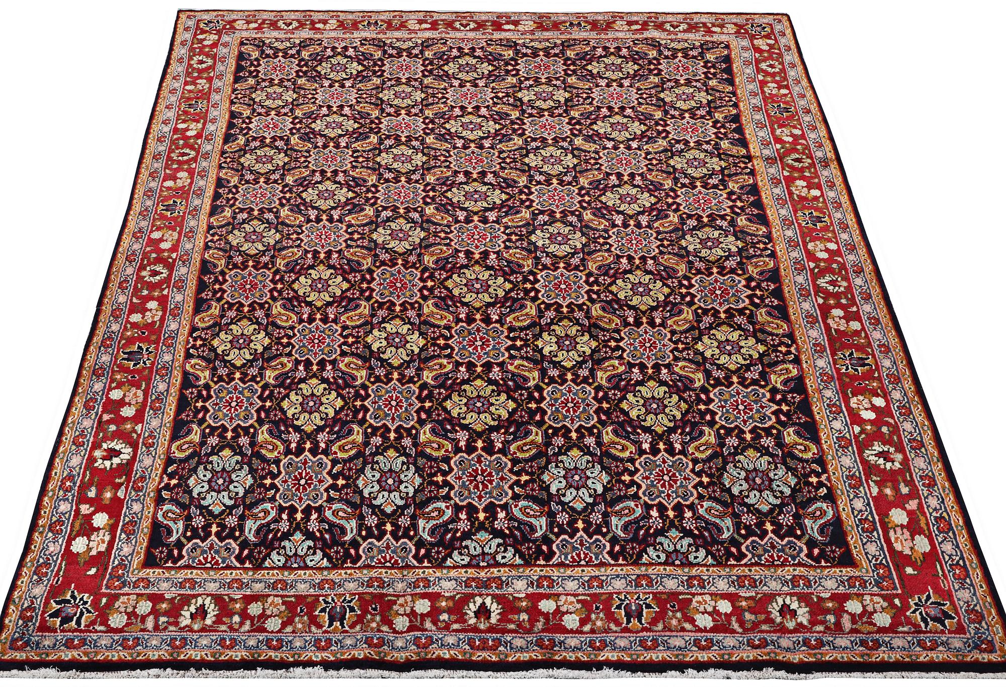 A Hamadan carpet, c. 296 x 197 cm.