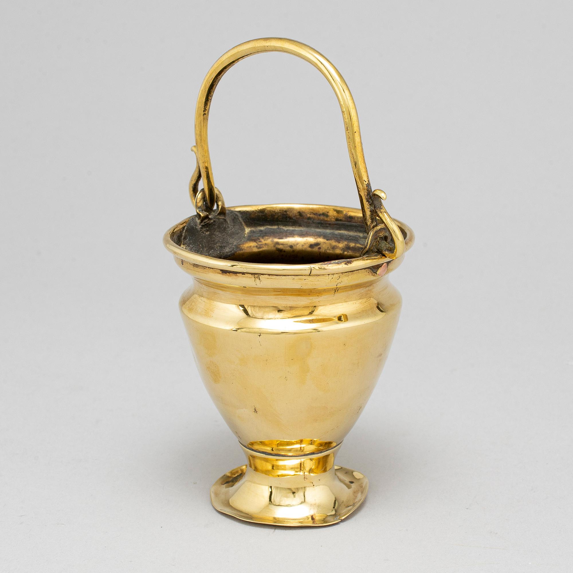 VIGVATTENSKÅL, mässing, England, 1700-tal.