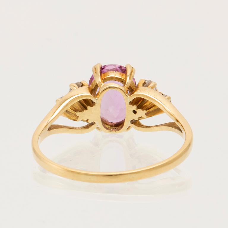 Ring 18K guld med oval fasetterad rosa ädelsten samt runda briljantslipade diamanter.