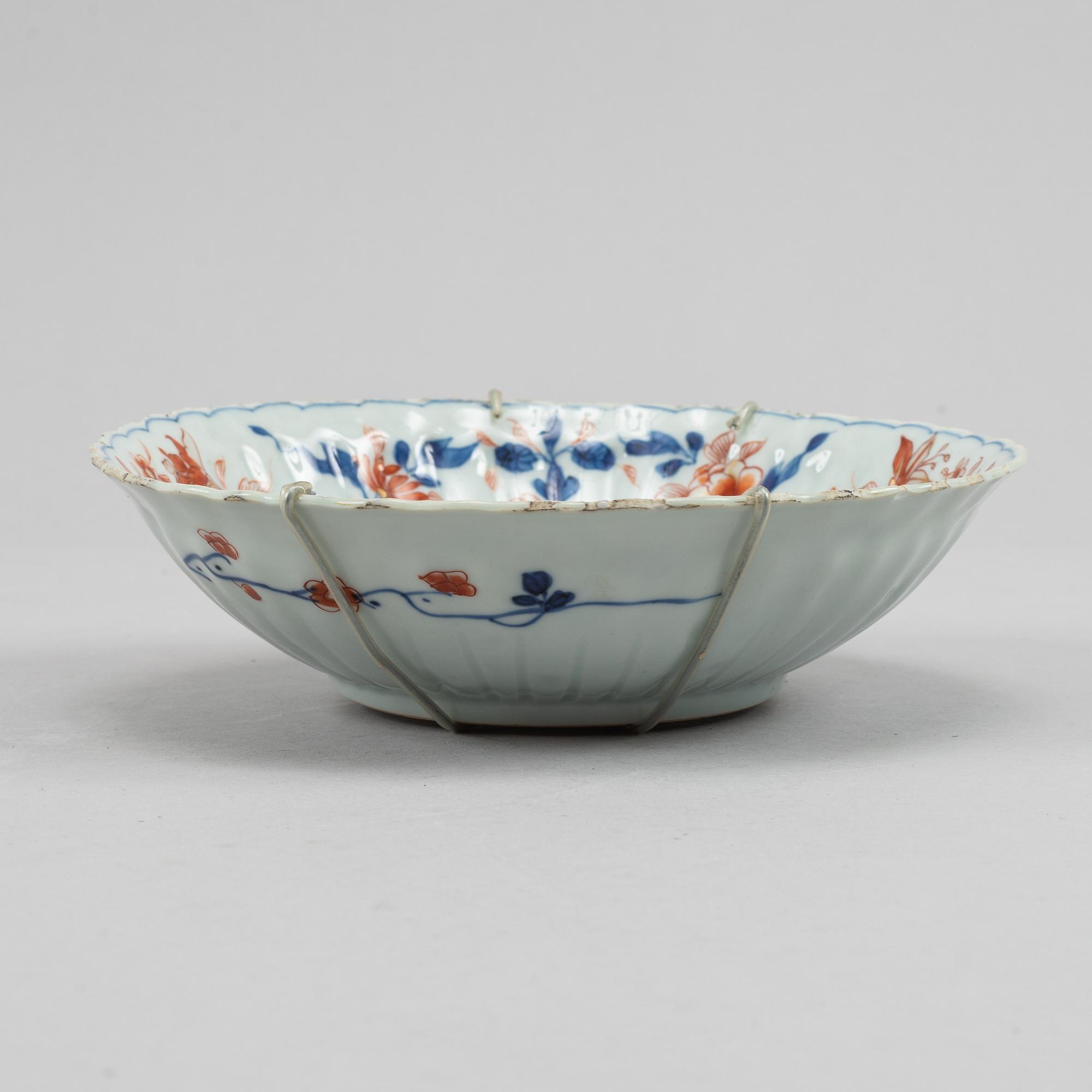 An imari dish and an imari bowl, Qing dynasty, Qianlong (1736-95).