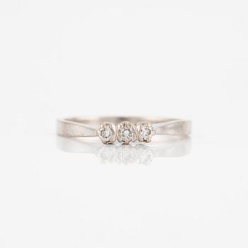 Ring, 18K white gold with three brilliant-cut diamonds.