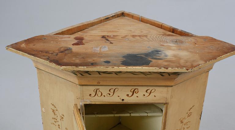 HÖRNSKÅP, allmoge, märkt "B.S.P.S född 1846".