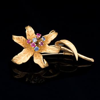 A BROOCH, facetted rubies and sapphires, 18K gold. France.