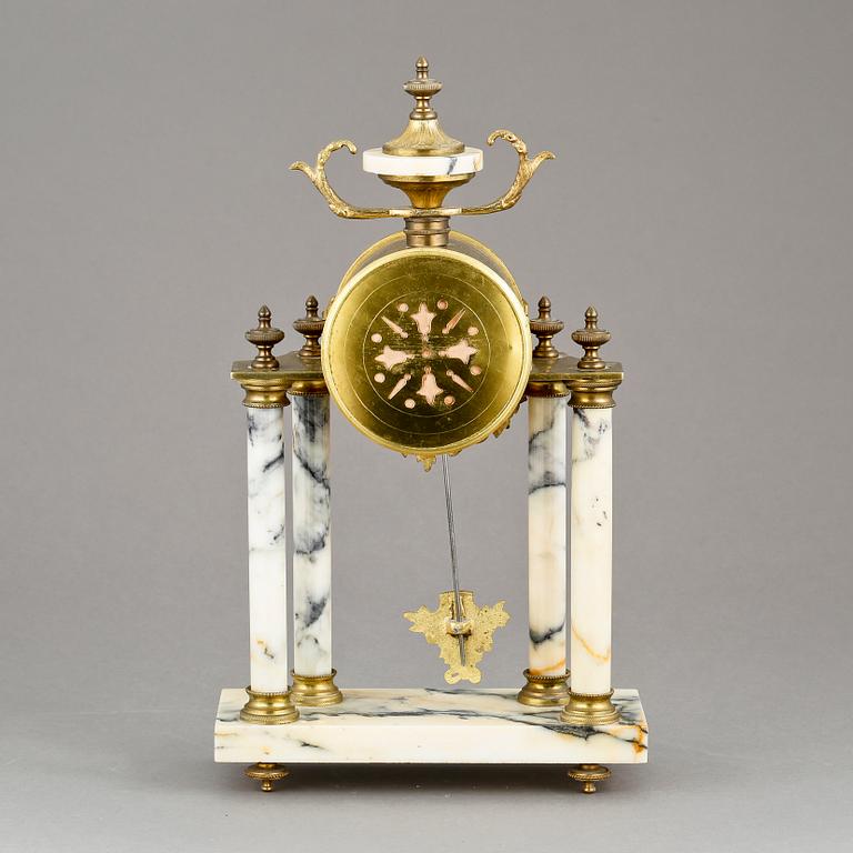 BORDSPENDYL, mässing och marmor, gustaviansk stil, 1900-talets första hälft.