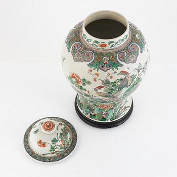 Urna med lock, porslin, Kina, 1900-tal.