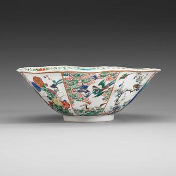 A famille verte bowl, Qing dynasty, Kangxi (1662-1722).