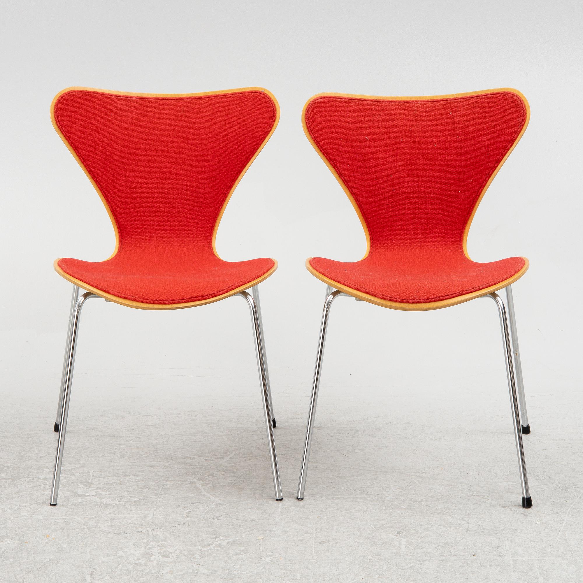 Arne Jacobsen, a pair of chairs, "Sjuan", Fritz Hansen, Denmark, 1980.