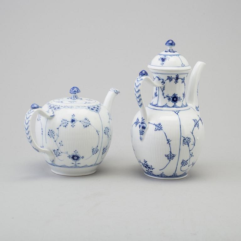 ROYAL COPENHAGEN, servisdelar, 33 delar, porslin, "Musselmalet", Danmark, 1900-tal.