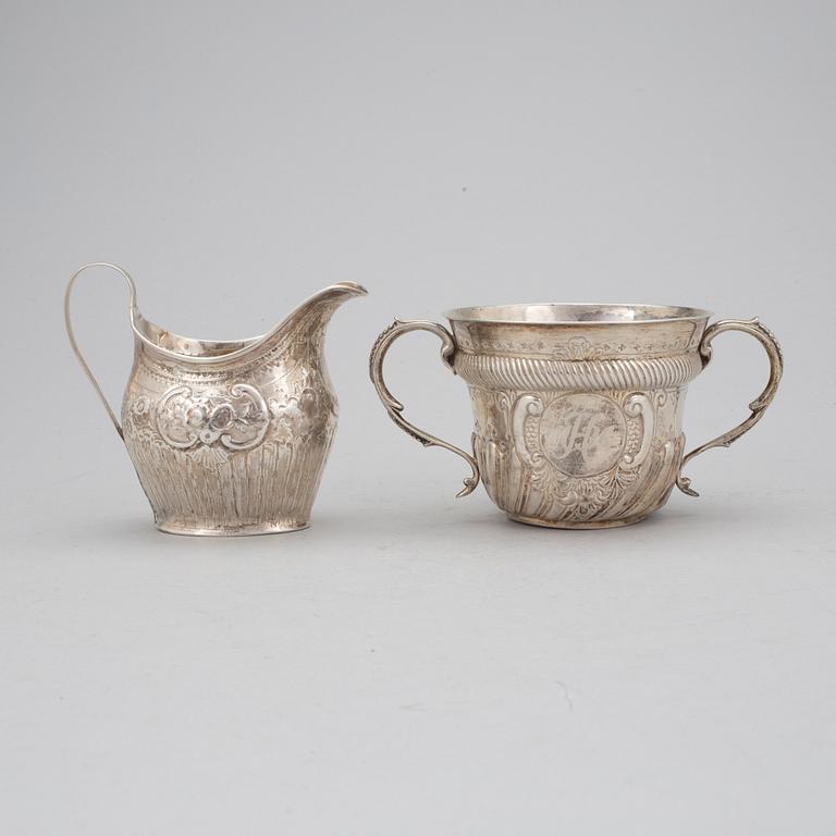 A SILVER LOVING CUP AND CREAMJUG, London 1804 och 1889. Weight ca 272 g.