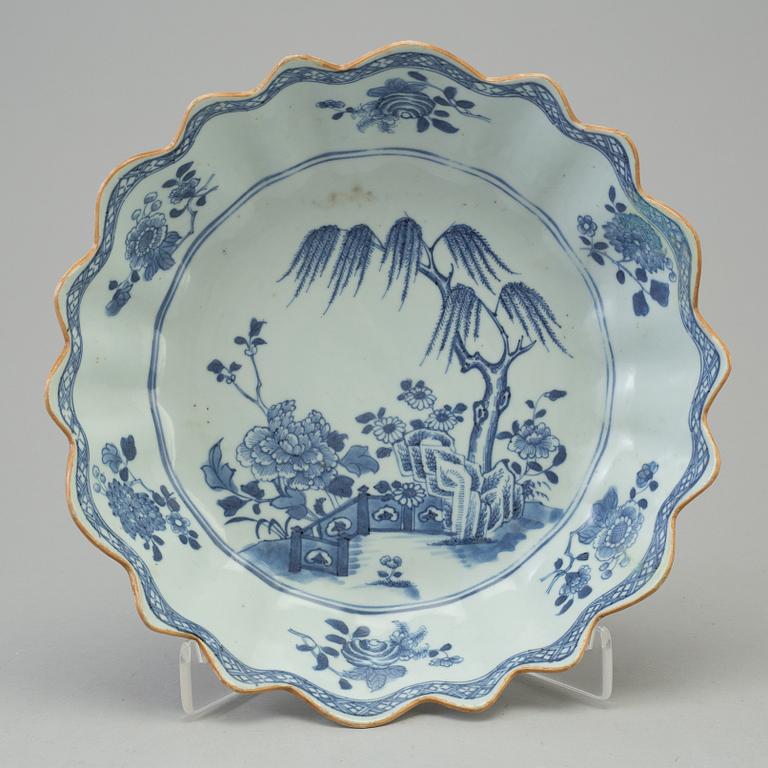 A Chinese blue and white export porcelain bowl, Qing dynasty, Qianlong (1736-95).