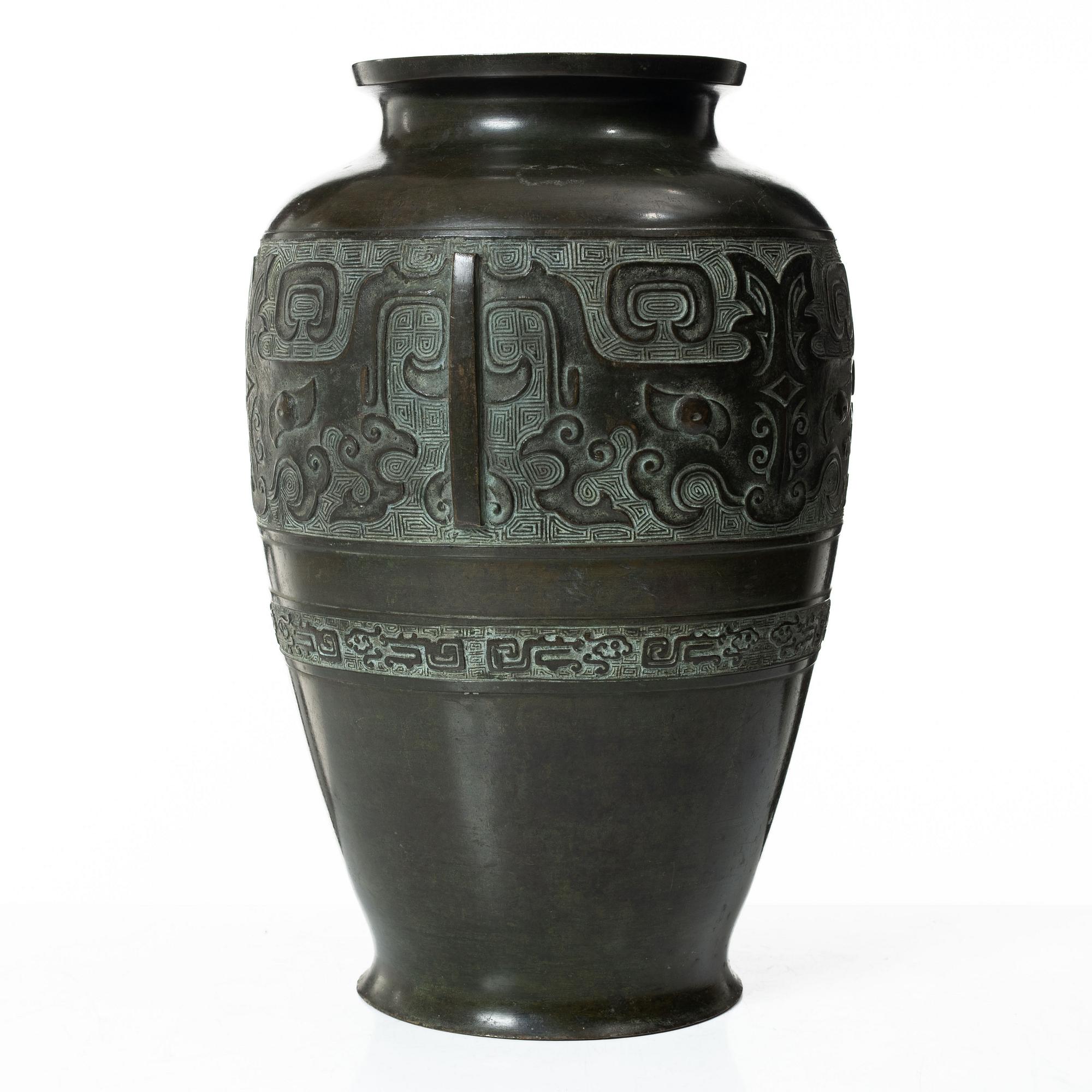 A Chinese bronze urn, late Qing dynasty / early 20th century.