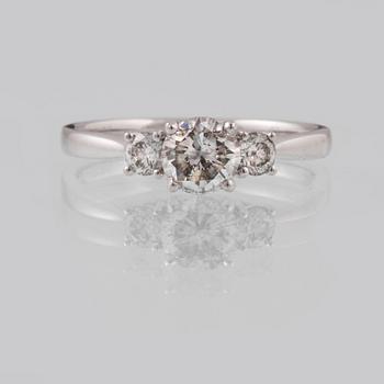 RING, 18K vitguld med en briljantslipad diamanter ca 0.70 samt 2 briljantsliapde diamanter ca 0.23 ct. Vikt 2,5 gram.