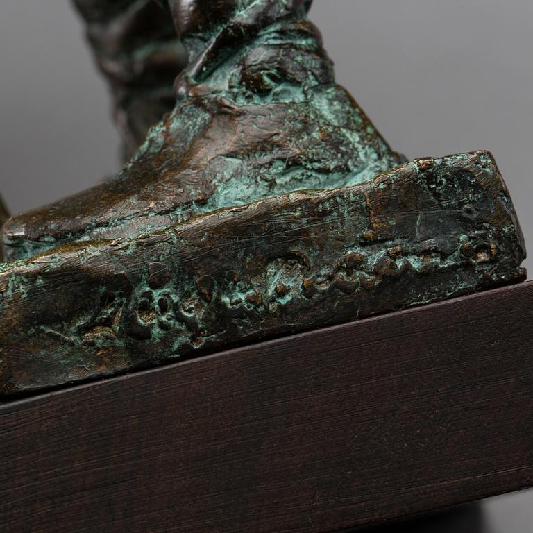 ALICE NORDIN, skulptur, signerad samt märkt Electrolux, patinerad brons 34 cm.