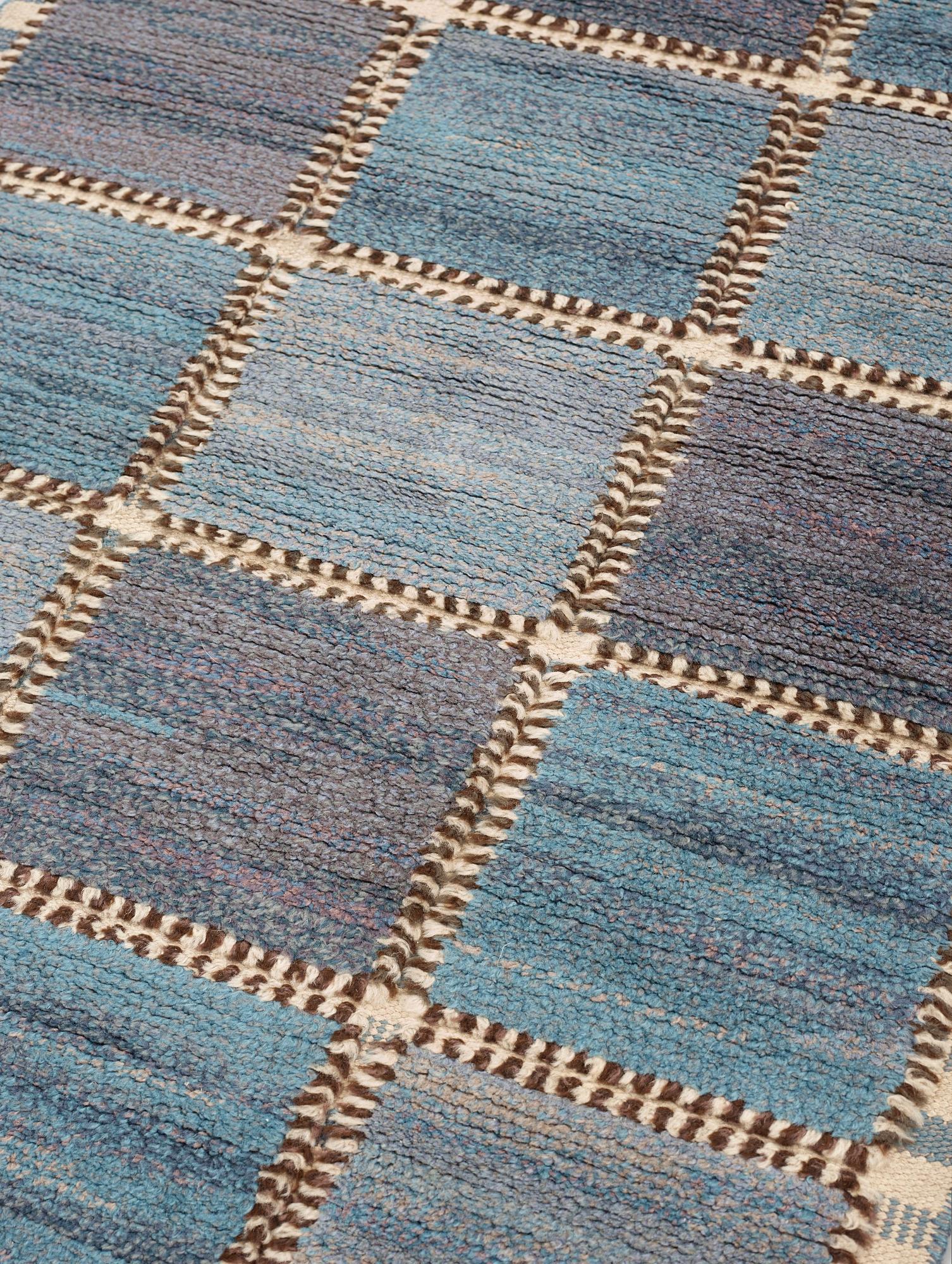 CARPET. "Gyllenrutan blå". Knotted pile in relief. 140 x 94 cm. Signed AB MMF BN.