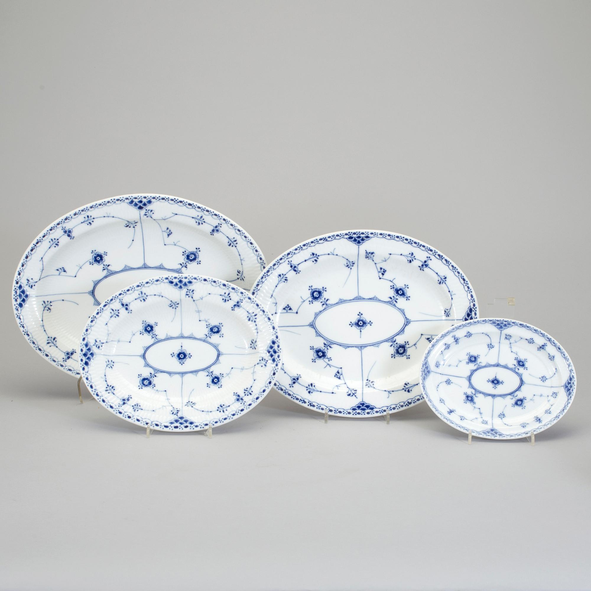 SERVISDELAR, 58 st, porslin, "Musselmalet", främst Royal Copenhagen, Danmark.