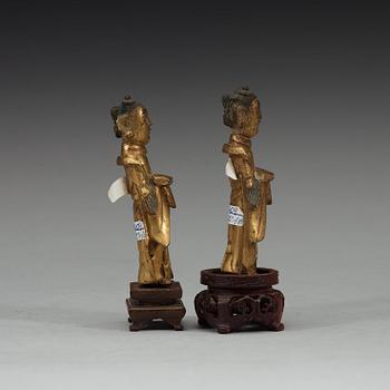 FIGURINER, två stycken, förgylld brons, Mingdynastin, 1600-tal.