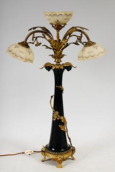 BORDSLAMPA, porslin och mässing, sekelskiftet 1900, större modell.