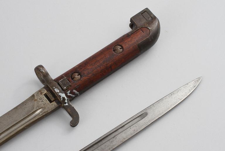 BAJONETTER, 2 st, för flottan, Sverige, modell 1915.