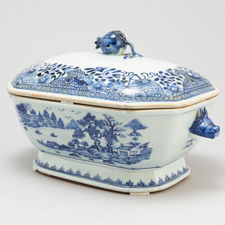 A blue and white tureen with cover, Qing dynasty, Qianlong (1736-95).