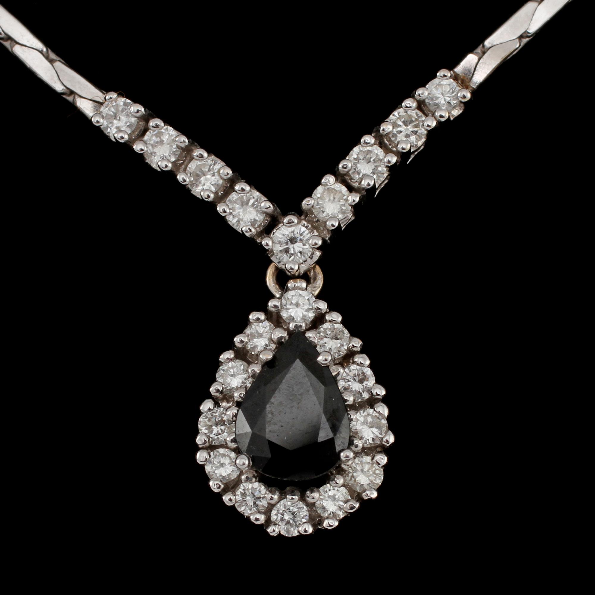 COLLIER, 18k vitguld med fasettslipad blå safir samt 21 briljantslipade diamanter, tot 0.70 ct. Vikt 14 g.