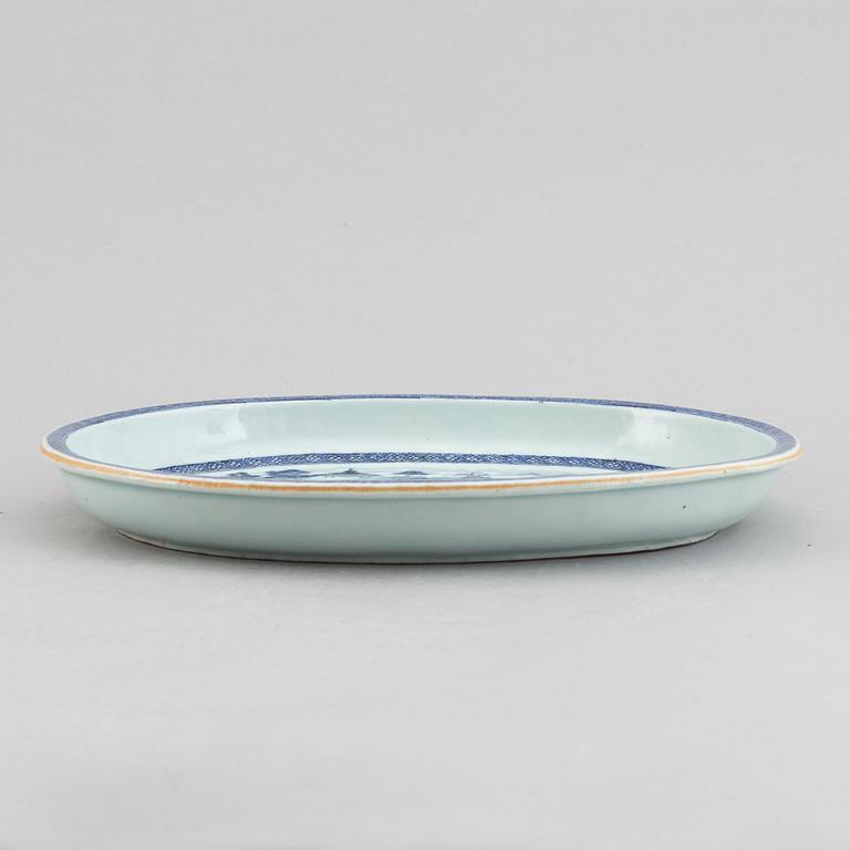 A blue and white oval dish, Qing dynasty, Qianlong (1736-95).