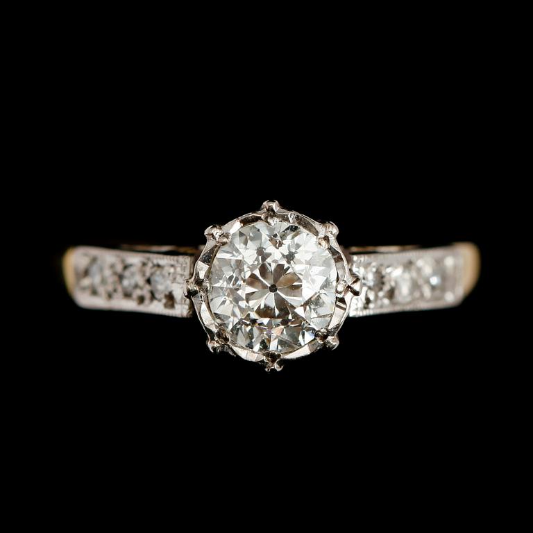 RING, 18 k guld, platina, solitär briljant, ca 0.65 ct, 1900-talets första hälft. Vikt ca 2,63 gr.