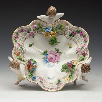 SKÅL PÅ FOT, porslin, Tyskland, Dresden, 1900-talets början.