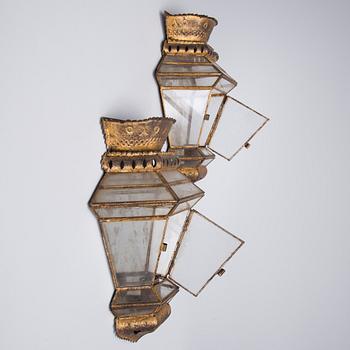 VÄGGLYKTOR, ett par, glas och metall, 1900-talets slut.