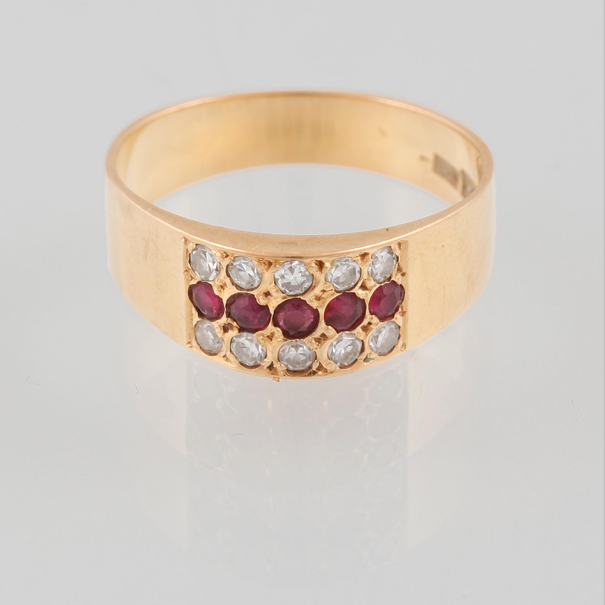 RING, 18K guld med 10 åttkantslipade diamanter 0.20 ct samt 5 fasettslipade rubiner. Vikt 3,6 gram.
