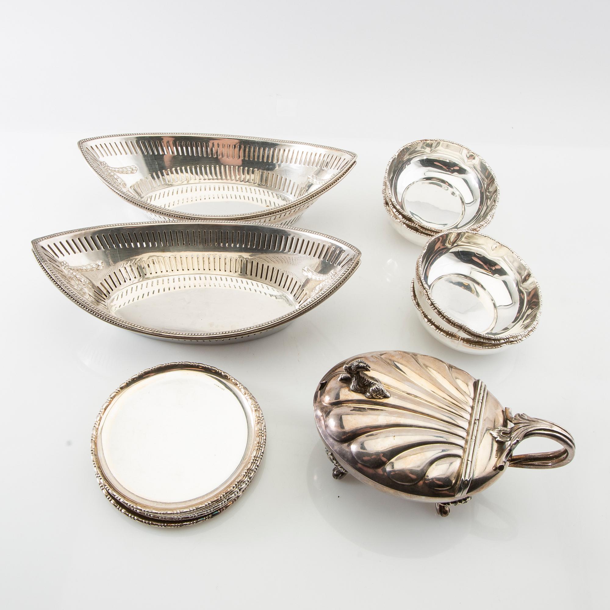 Brödskålar, skålar, underlägg samt serveringsskål 17 dlr nysilver 1900-talets första hälft.